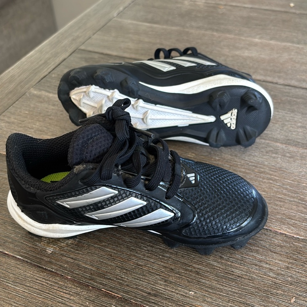Baseball cleats